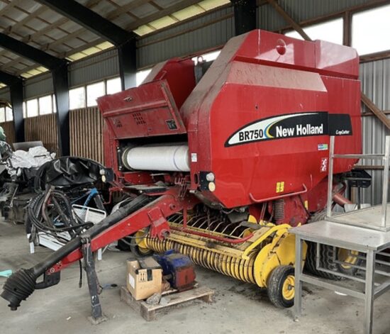 Ruļļu prese New Holland BR 750