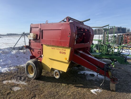 Ruļļu prese New Holland 835