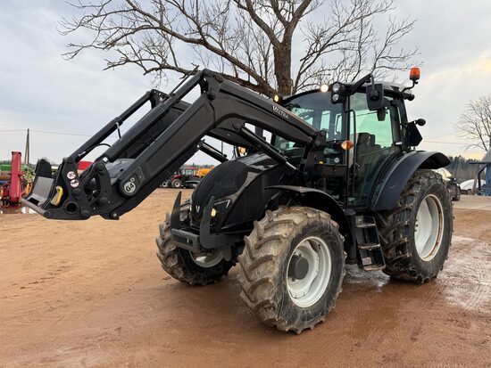 Traktors Valtra A114 ar frontālo iekrāvēju