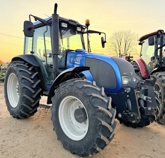 Traktors Valtra A82 at priekšas uzkari
