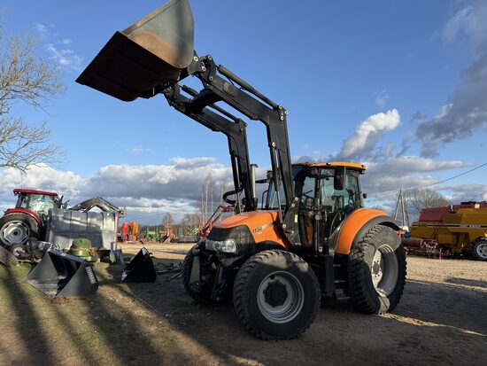 Traktors Case 115 ar frontalo iekrāvēju