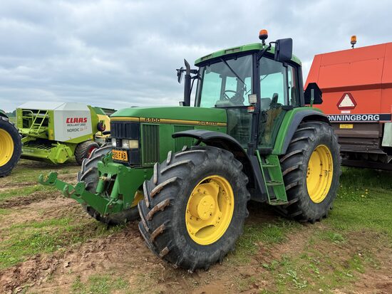 Traktors John Deere 6900 ar priekšas uzkari