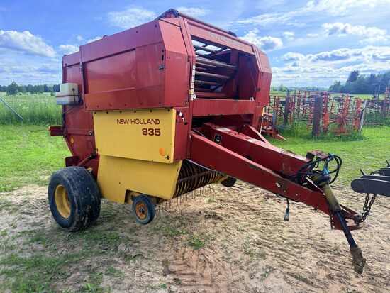 Ruļļu prese New Holland 835