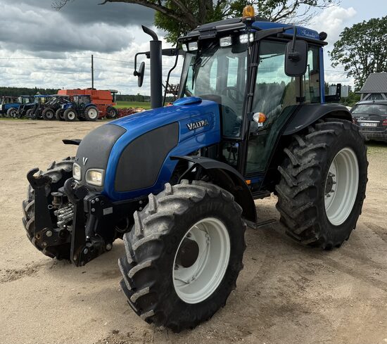 Traktors Valtra A82 at priekšas uzkari