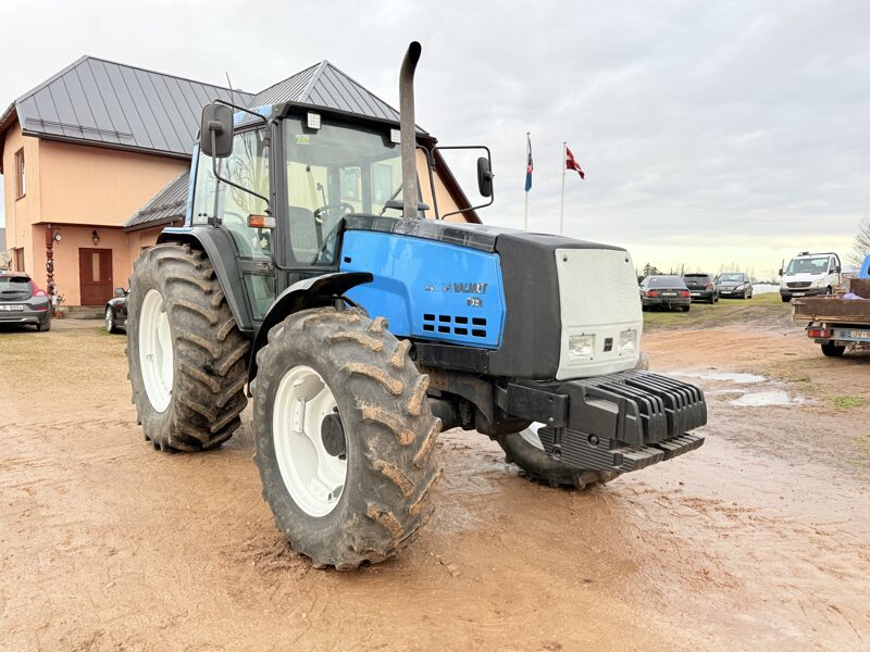 Traktors Valtra 8150